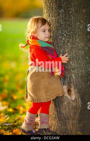 Petite fille dans le parc Banque D'Images