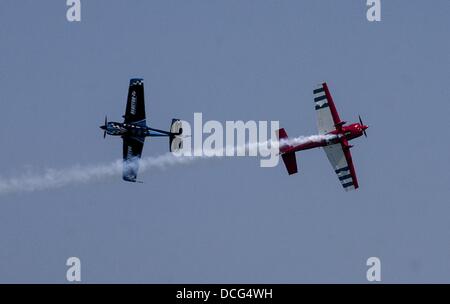 Chicago, Illinois, USA. Août 16, 2013. L'équipe de voltige Aeroshell pratique pour l'eau et de l'Air Show le vendredi 16 août 2013 à Chicago, Illinois. Ringo : crédit Chiu/ZUMAPRESS.com/Alamy Live News Banque D'Images