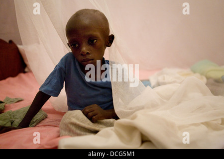 Enfant séropositif est traitée dans un orphelinat à Moshi, Tanzanie. Banque D'Images