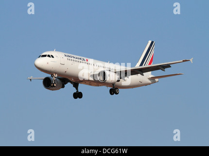 Airbus A320 avions commerciaux de passagers appartenant à la compagnie aérienne française Air France en approche contre un ciel bleu clair Banque D'Images