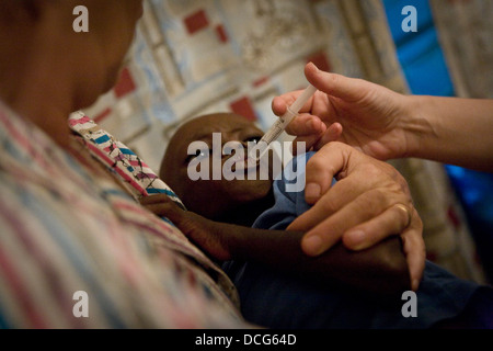 Enfant séropositif est traitée dans un orphelinat à Moshi, Tanzanie. Banque D'Images