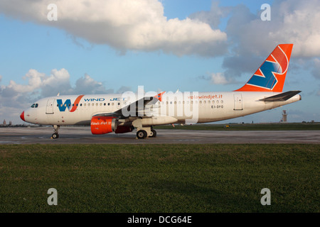 Aéroglisseur wind Jet Airbus A 320 mis à la terre et en stock à l'aéroport international de Malte après la cessation des opérations de la compagnie aérienne italienne Banque D'Images