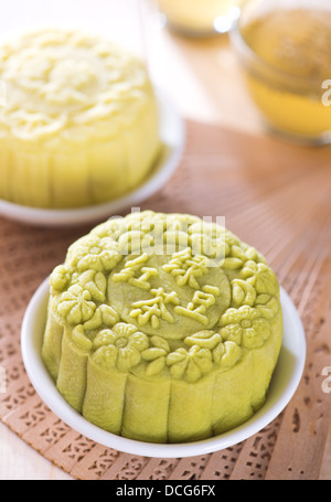 La peau de neige mooncakes. chinois traditionnel festival de mi-automne des repas. Les mots en chinois sur l'mooncakes signifie thé vert avec la pâte de haricots rouges et de la pâte de lotus, pas un logo ou marque de commerce. Banque D'Images