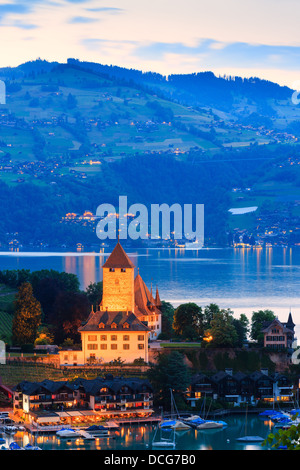 Le château de Spiez, à au-dessus du lac de Thoune en Suisse. Banque D'Images