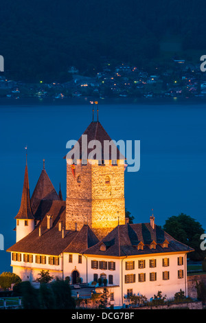 Le château de Spiez, à au-dessus du lac de Thoune en Suisse. Banque D'Images