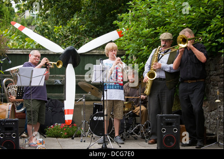 Nouvelle ère Brass Reborn jouer les Forces Royales Air RAFA Club Association au cours du Festival de Jazz 2013 Brecon Banque D'Images