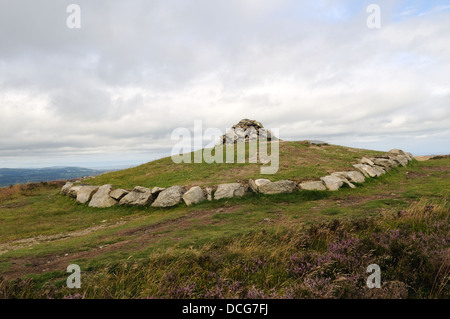 L'âge de bronze des tumulus à Penycloddiau Hill Fort Flintshire reconstruit en 2010 Pays de Galles Cymru UK GO Banque D'Images