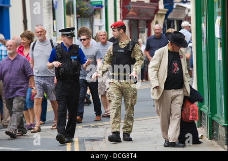 Agent de soutien communautaire Police PCSO & MP des patrouilleurs de la Police militaire dans la rue pendant le Festival de Jazz 2013 Brecon Banque D'Images