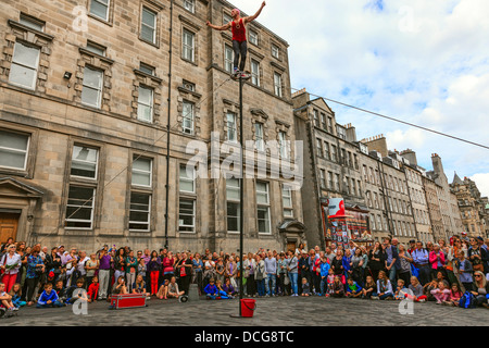 Acrobat performing un équilibre sur un poteau, Royal Mile, Edinburgh Fringe Festival, Édimbourg, Écosse, Royaume-Uni Banque D'Images