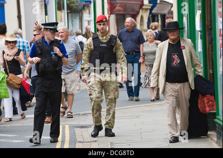 Agent de soutien communautaire Police PCSO & MP des patrouilleurs de la Police militaire dans la rue pendant le Festival de Jazz 2013 Brecon Banque D'Images