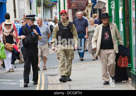 Agent de soutien communautaire Police PCSO & MP des patrouilleurs de la Police militaire dans la rue pendant le Festival de Jazz 2013 Brecon Banque D'Images