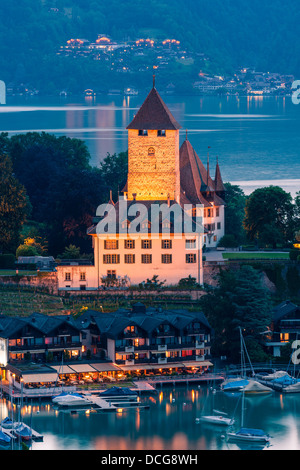 Le château de Spiez, à au-dessus du lac de Thoune en Suisse. Banque D'Images