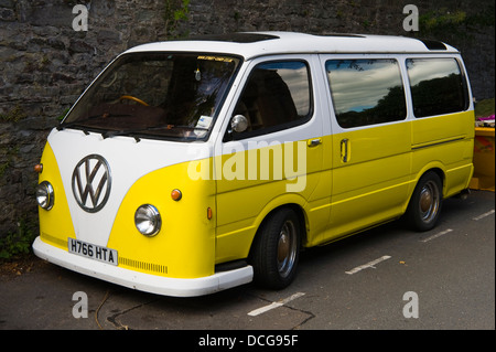 Volkswagen VW Type 2 jaune et blanc le camping-car garé dans une rue de Brecon Powys Pays de Galles UK Banque D'Images