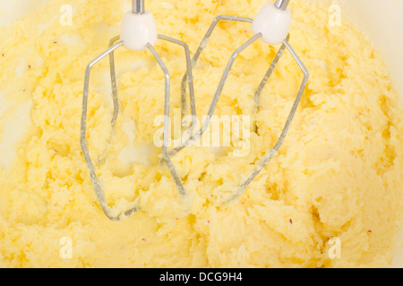 Beurre et sucre mélangé avec le safran dans un bol Banque D'Images