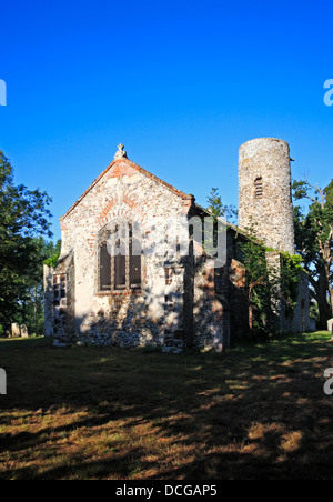 Une vue sur les ruines de l'église de St Théobald à grands Hautbois, Norfolk, Angleterre, Royaume-Uni. Banque D'Images