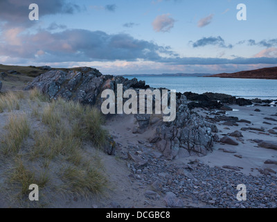 Formations à Achnahaird Rock Bay sur la côte nord-ouest de l'Écosse, au Royaume-Uni. La vue est à l'échelle du nord-est de la baie d'Enard Banque D'Images