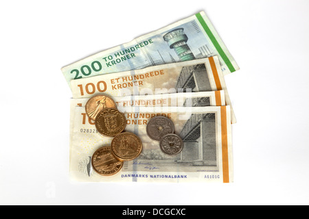 La Couronne Danoise, Couronne, sur blanc. Note de deux cent 100 couronnes danoises, 20 kroner, deux pièces de monnaie et un kroner. Banque D'Images