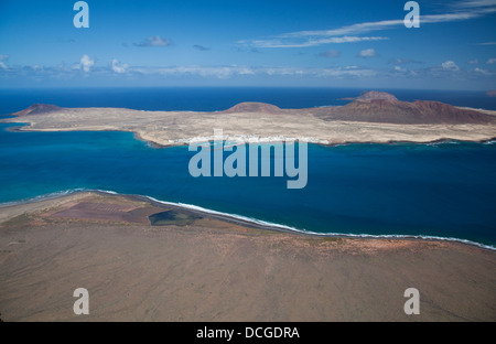 Vue du Mirador del Rio à la recherche vers l'île de Graciosa. Banque D'Images