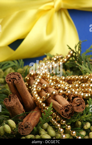 Décoration de Noël chaîne d'or et la cannelle biologique Banque D'Images