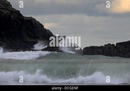 Les vagues déferlent dans au Harlyn Bay à Cornwall Padstow Banque D'Images