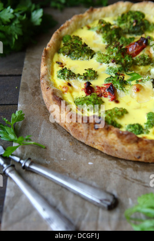 Tarte rustique au brocoli et tomates séchées, quiche, Close up Banque D'Images