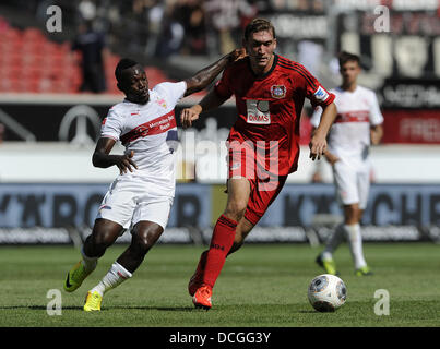 Stuttgart, Arthur Boka (L) eddv pour le bal avec Leverkusen Stefan Reinartz durant la Bundesliga match entre le VfB Stuttgart et Bayer 04 Leverkusen au Mercedes- Benz Arena de Stuttgart, Allemagne, 17 août 2013. Photo : DANIEL MAURER (ATTENTION : En raison de la lignes directrices d'accréditation, le LDF n'autorise la publication et l'utilisation de jusqu'à 15 photos par correspondance sur internet et dans les médias en ligne pendant le match.) Banque D'Images