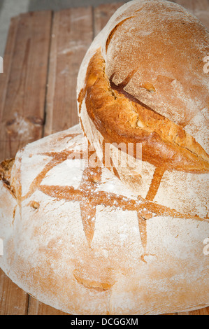 Pain traditionnel, fait main en vente au marché de fermiers à Wadowice, Pologne. Banque D'Images