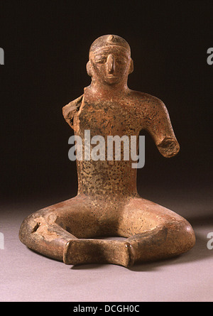 La 'figure masculine assise' (M.86.296.117) de la collection LACMA est une sculpture en bronze qui illustre l'art classique dans les cultures anciennes, mettant en valeur l'artisanat détaillé et la précision anatomique. Banque D'Images