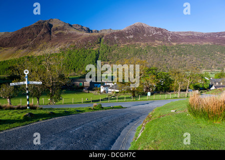 Voir à travers champs vers Buttermere village, Parc National de Lake District, Cumbria, Angleterre, Royaume-Uni, Europe. Banque D'Images