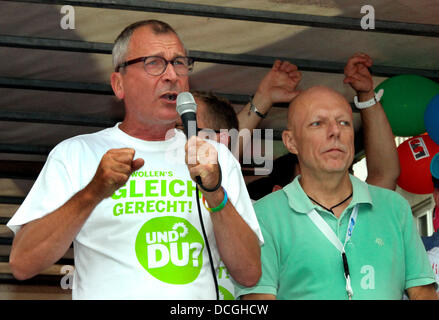 Madgeburg, Allemagne. Août 17, 2013. Les gais et les lesbiennes manifestent pour leurs droits lors d'un défilé à l'occasion de la Christopher Street Day (CSD) à Madgeburg, Allemagne, 17 août 2013. Membre du parlement allemand Volker Beck (les Verts, L) et président régional de la et Lesbain Gay Association, Martin Pfarr, ont pris part à l'événement. Photo : PETER FOERSTER/dpa/Alamy Live News Banque D'Images