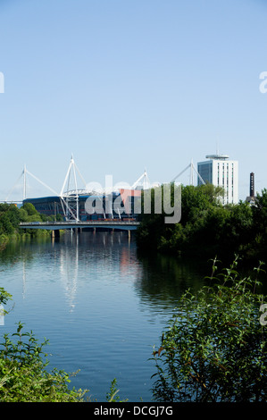 Millennium Stadium et bus de la rivière river taff cardiff Galles du sud Banque D'Images