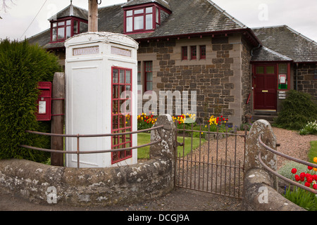L'Écosse, Perth et Kinross, Rhynd, Rare K3 téléphone énumérés dans la boîte de jardin de vieux bureau de poste, un seul en UK Banque D'Images