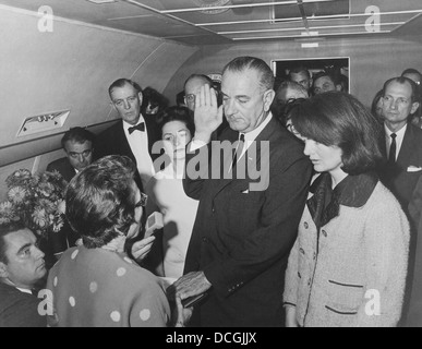 Lyndon Johnson en tenant le serment d'Office. Banque D'Images