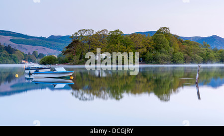 Bateaux sur Derwent Water au lever du soleil, Keswick, Parc National de Lake District, Cumbria, Angleterre, Royaume-Uni, Europe. Banque D'Images