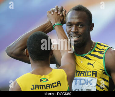 Moscou, Russie. Août 17, 2013. Usain Bolt (R) de la Jamaïque, serre la main avec son compatriote Warren Weir après avoir remporté le 200m masculin lors de la 14e finale es Championnats du monde d'athlétisme au stade Luzhniki de Moscou, Russie, 17 août 2013. Photo : Michael Kappeler/dpa/Alamy Live News Banque D'Images