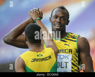 Moscou, Russie. Août 17, 2013. Usain Bolt (R) de la Jamaïque, serre la main avec son compatriote Warren Weir après avoir remporté le 200m masculin lors de la 14e finale es Championnats du monde d'athlétisme au stade Luzhniki de Moscou, Russie, 17 août 2013. Photo : Michael Kappeler/dpa/Alamy Live News Banque D'Images