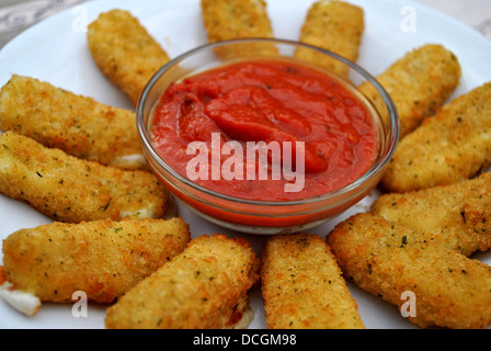 Bâtonnets de fromage croustillant avec sauce Marinara Banque D'Images