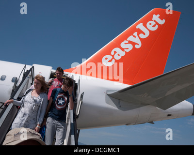 Débarquant d'avion easyjet Genève aéroport passagers faire il y a moyen de descendre les escaliers sur le tarmac Banque D'Images