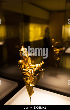 Les visiteurs regarder et étudier les expositions dans el Museo del Oro, le célèbre musée de l'or à Bogota Colombie Banque D'Images