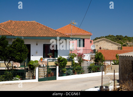 Le village pittoresque de Katomeri, Meganisi, Leucade, îles Ioniennes, Grèce. Banque D'Images