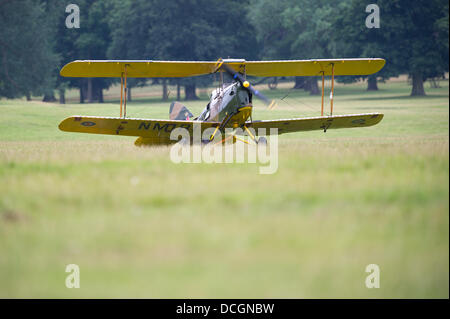 L''Abbaye de Woburn, Bedfordshire, Royaume-Uni - 17 août 2013. Un Tiger Moth taxis à l'amphibien de Havilland Moth International du Club 28ème Rallye à Woburn Abbey Banque D'Images