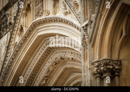 Richement décorés finement sculptés complexes travaux de maçonnerie maçon maçonnerie arch arches archway York Minster Angleterre Banque D'Images