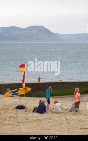 Lyme Regis, Dorset UK 17 août 2013. Les touristes brave le temps humide. Crédit : Carolyn Jenkins/Alay Live News Banque D'Images