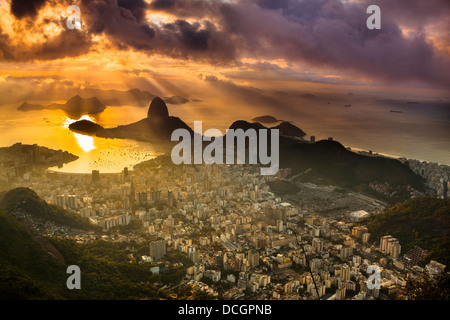 La ville de Rio de Janeiro, Brésil. Le Pain de Sucre, la plage de Botafogo et de quartier vu de lumière impressionnant au lever du soleil Corcovado Banque D'Images