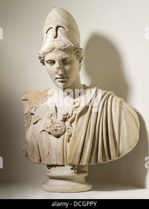 Le buste Lansdowne d'Athéna, exposé au Los Angeles County Museum of Art, est une remarquable sculpture en marbre de la Grèce antique. Ce buste est un exemple bien conservé de l'art grec classique, représentant la déesse Athéna dans une forme très détaillée et réaliste. Banque D'Images