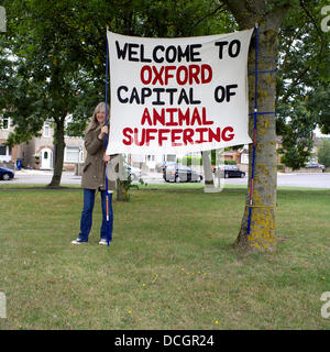 Oxford, UK. Août 17, 2013. Défenseur des animaux parlent, Ann, tenir une pancarte qui dit "Bienvenue à Oxford capitale de la souffrance des animaux," elle proteste contre l'Université d'Oxford Laboratoire Animal Samedi 17 août 2013 le long de la rocade d'Oxford, Angleterre http://speakcampaigns.org Crédit : Jack Cox dans la campagne anglaise/Alamy Live News Banque D'Images