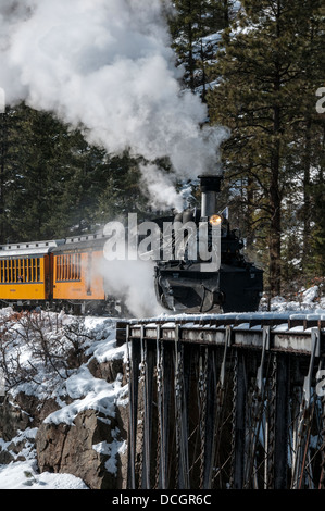 Machine à vapeur et de wagons couverts du Durango and Silverton Narrow Gauge Railroad. Banque D'Images