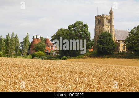 Horsmonden St Margarets Church and Oast House, Kent, Royaume-Uni Banque D'Images