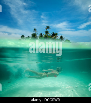 Femme en apnée dans une lagune tropicale Banque D'Images