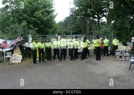 Balcombe, West Sussex, UK. Août 17, 2013. La garde de la police à la porte d'entrée du site de forage à protester contre le forage et la fracturation hydraulique Cuadrilla juste à l'extérieur du village de Balcombe dans West Sussex. Credit : martyn wheatley/Alamy Live News Banque D'Images